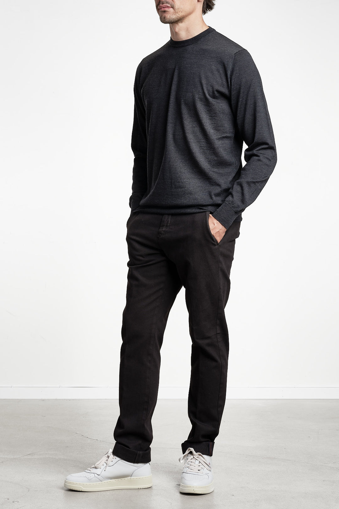Crewneck Sweater Royal Merino Antracite – Filippo De Laurentiis, helbild snett framifrån