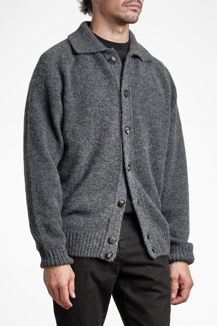 Luxury Alpaca Cardigan Sweater Graphite – FILIPPO DE LAURENTIIS, snett framifrån