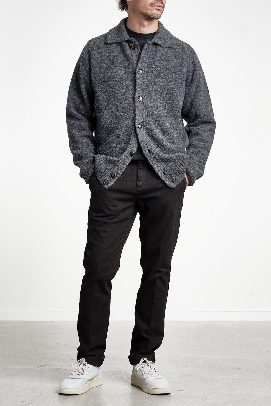 Luxury Alpaca Cardigan Sweater Graphite – FILIPPO DE LAURENTIIS, helbild framifrån