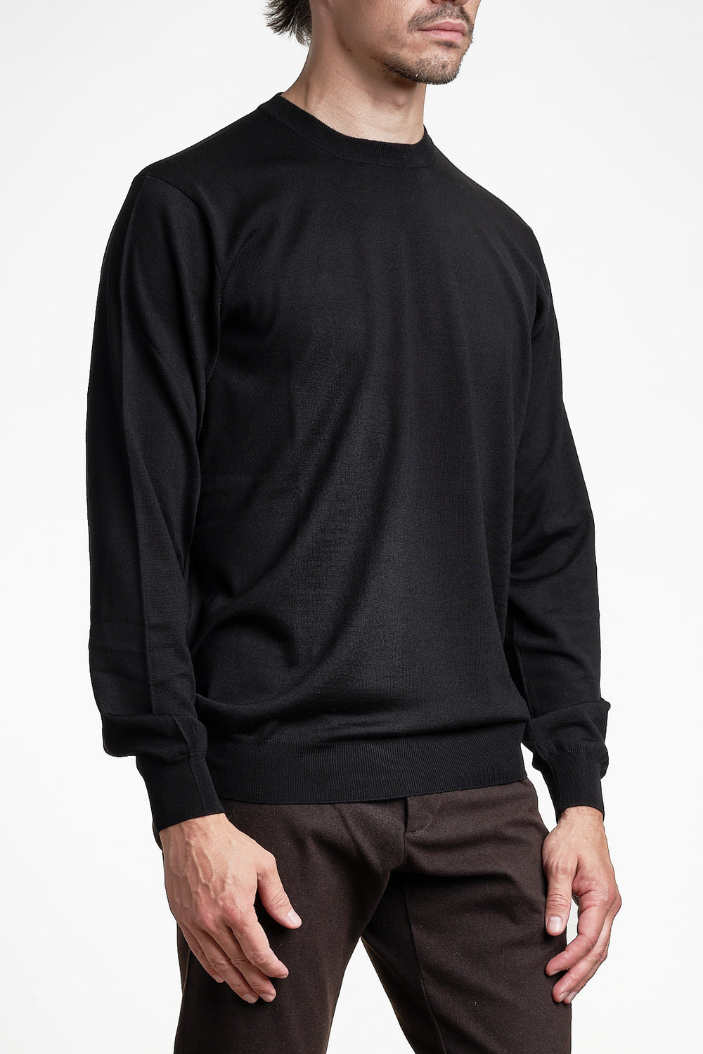 ROYAL 120'S MERINO CREWNECK Black – FILIPPO DE LAURENTIIS, snett framifrån