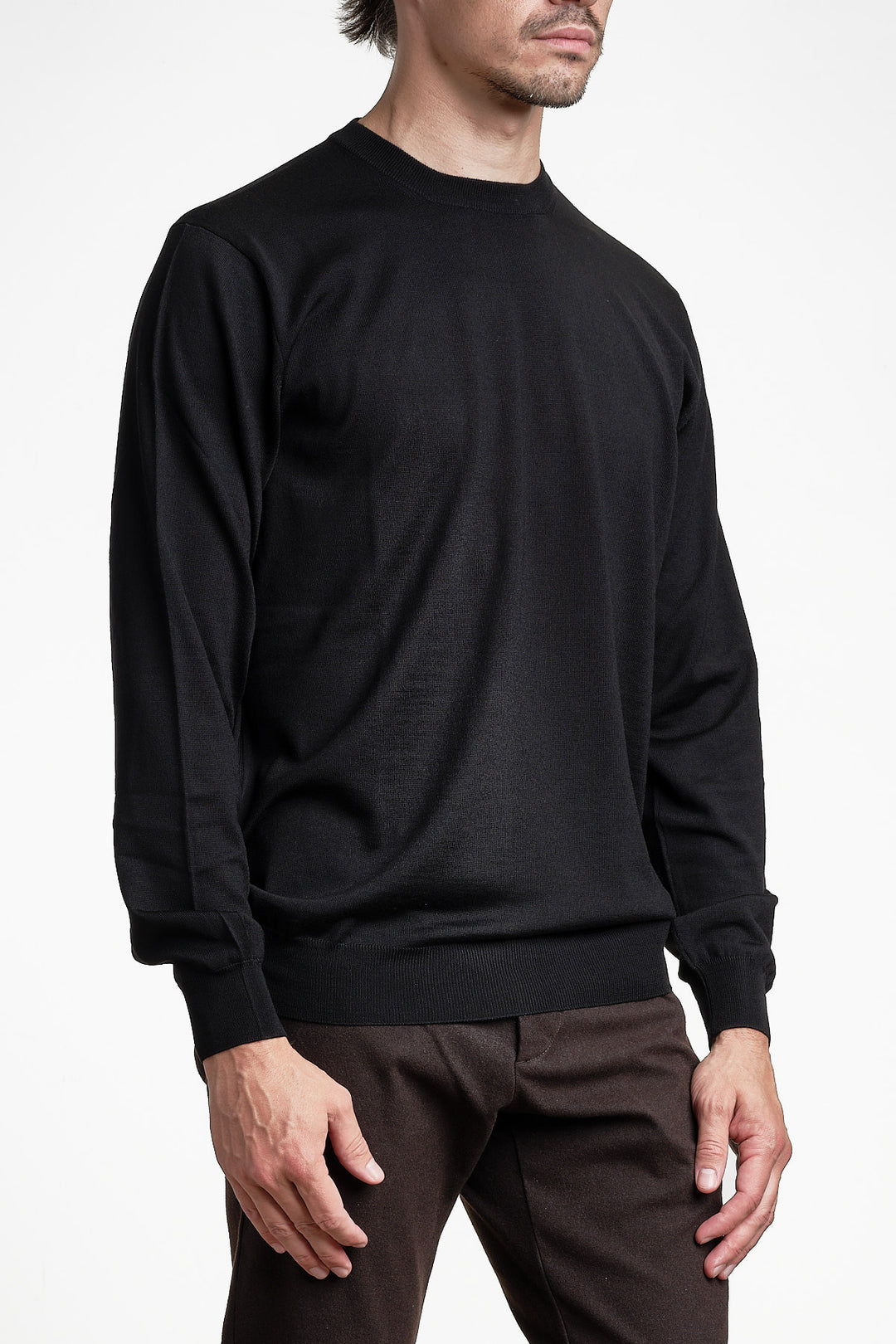 ROYAL 120'S MERINO CREWNECK Black – FILIPPO DE LAURENTIIS, snett framifrån