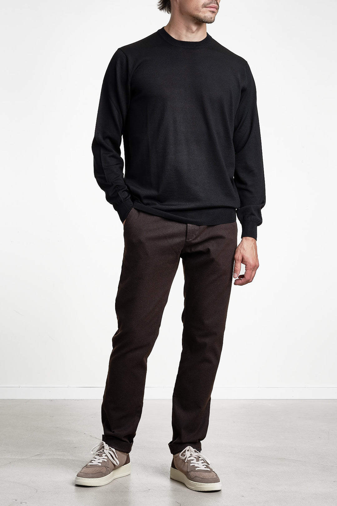 ROYAL 120'S MERINO CREWNECK Black – FILIPPO DE LAURENTIIS, helbild framifrån