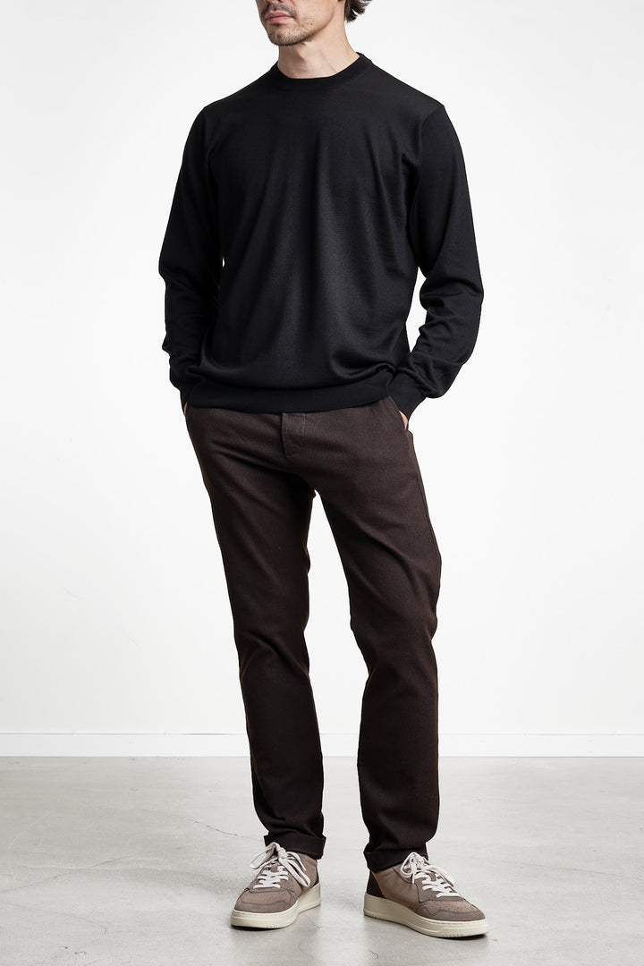 ROYAL 120'S MERINO CREWNECK Black – FILIPPO DE LAURENTIIS, helbild snett