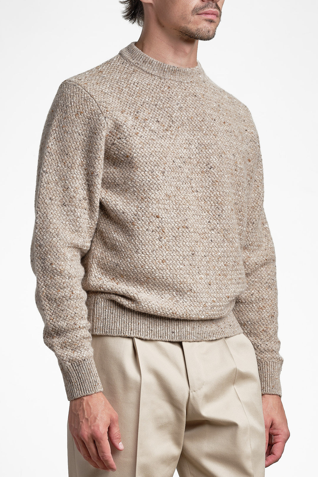 Tweed Cashmere Knit Crewneck Beige – FILIPPO DE LAURENTIIS, snett framifrån