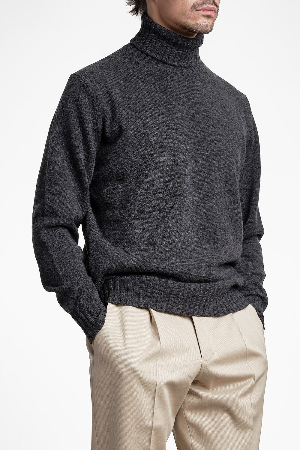 Wool Cashmere Turtleneck Antracite – FILIPPO DE LAURENTIIS, snett framifrån