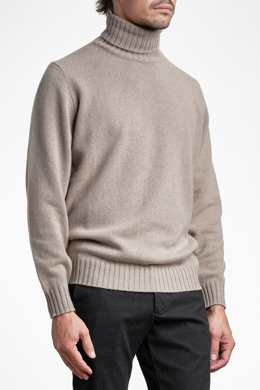 Wool Cashmere Turtleneck Beige – FILIPPO DE LAURENTIIS, snett framifrån