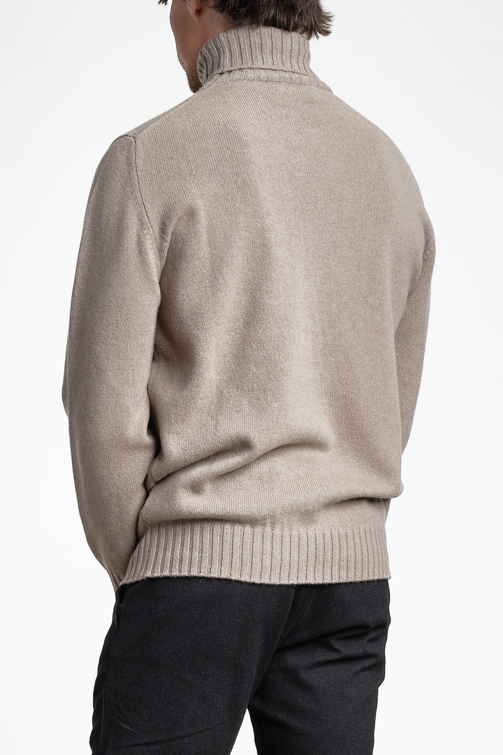 Wool Cashmere Turtleneck Beige – FILIPPO DE LAURENTIIS, bakifrån