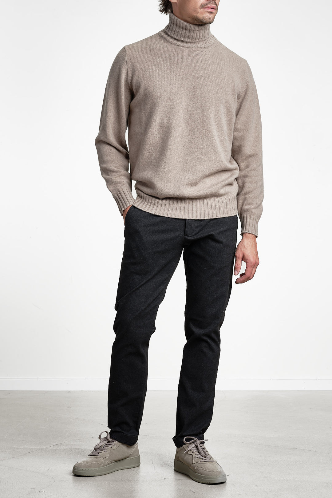 Wool Cashmere Turtleneck Beige – FILIPPO DE LAURENTIIS, helbild framifrån