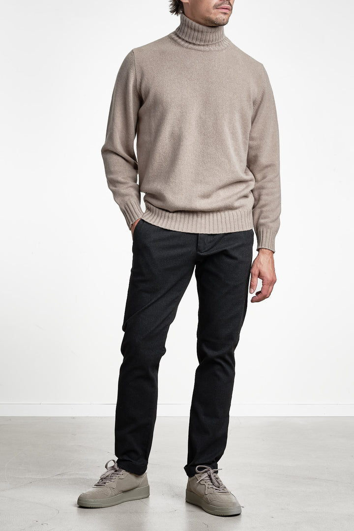 Wool Cashmere Turtleneck Beige – FILIPPO DE LAURENTIIS, helbild framifrån
