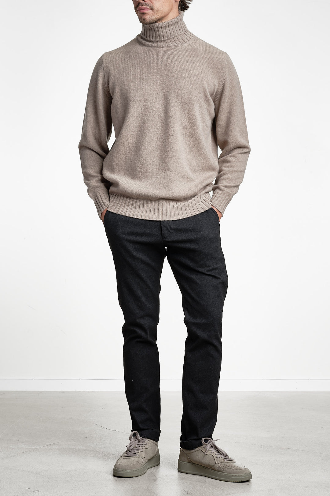 Wool Cashmere Turtleneck Beige – FILIPPO DE LAURENTIIS, helbild snett