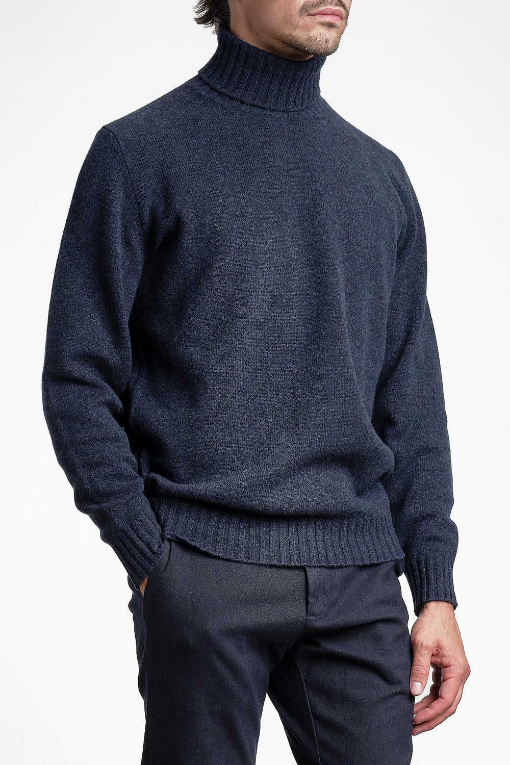 Wool Cashmere Turtleneck Melange Blue – FILIPPO DE LAURENTIIS, snett framifrån