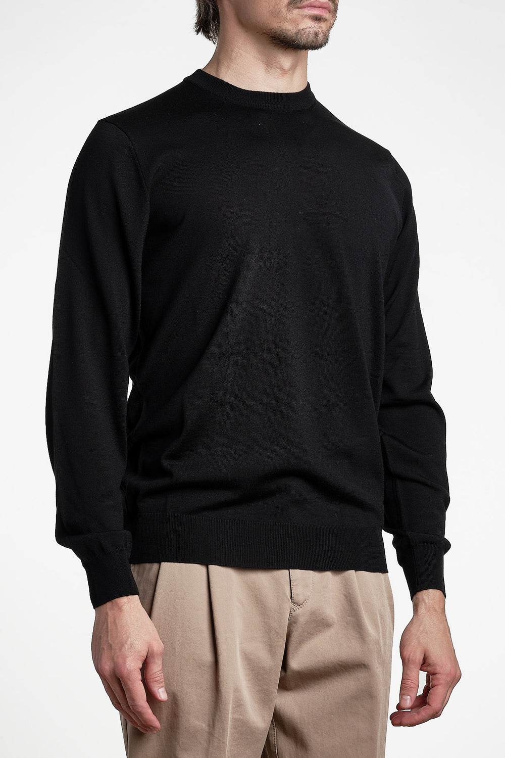 Crewneck Sweater Royal Merino Black – Filippo De Laurentiis, snett framifrån