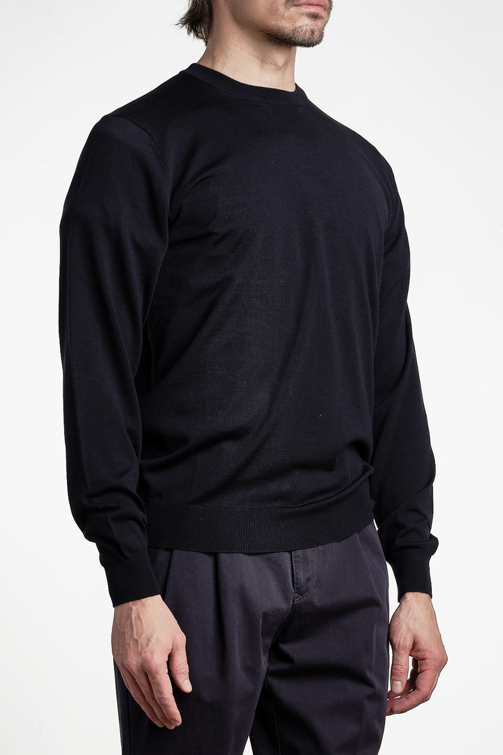 Crewneck Sweater Royal Merino Navy – Filippo De Laurentiis, snett framifrån