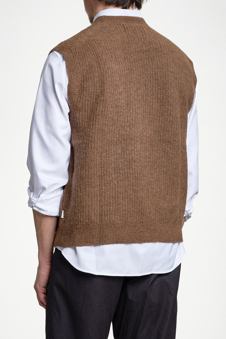 Alpaca Rib C-Neck Vest Hazelnut Melange – GANT, bakifrån
