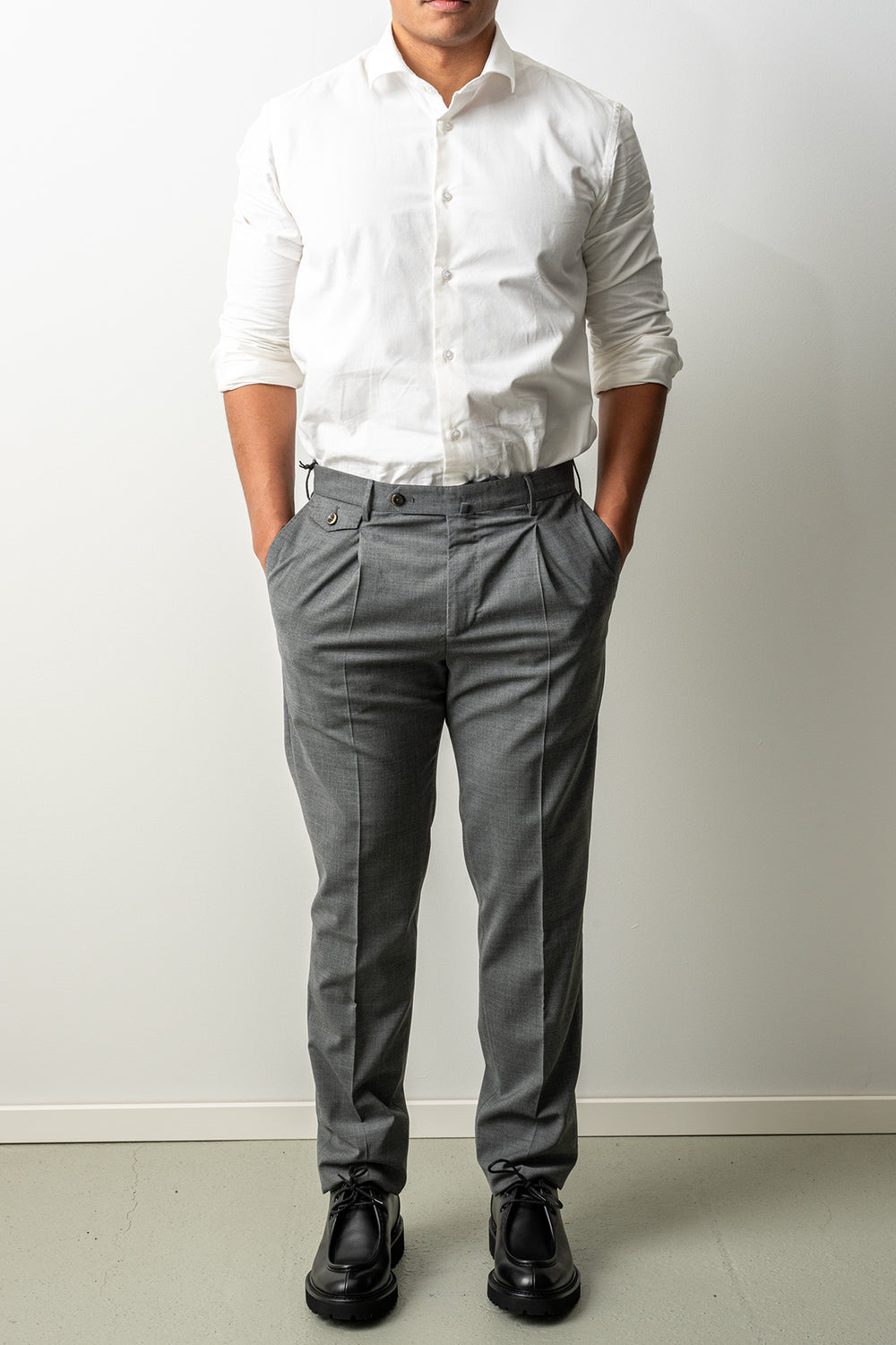 Gentleman One Pleat Wool Trouser MID GREY – PT TORINO, helbild på modell framifrån