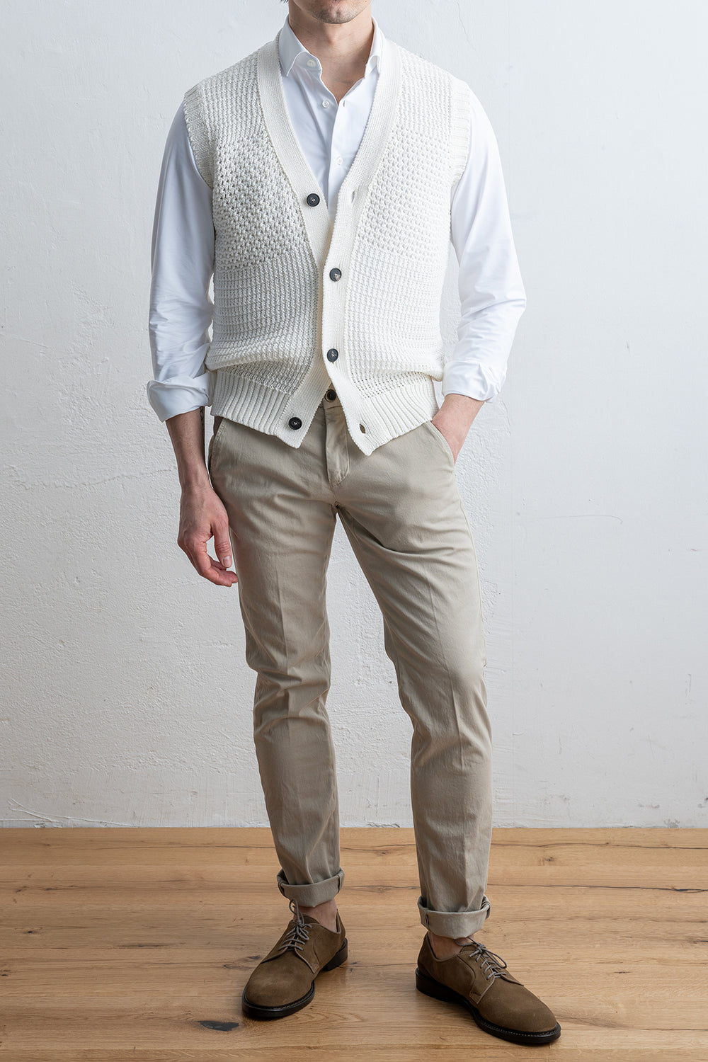 Gerald Cotton Waistcoat Offwhite – TAGLIATORE, helbild framifrån på modell