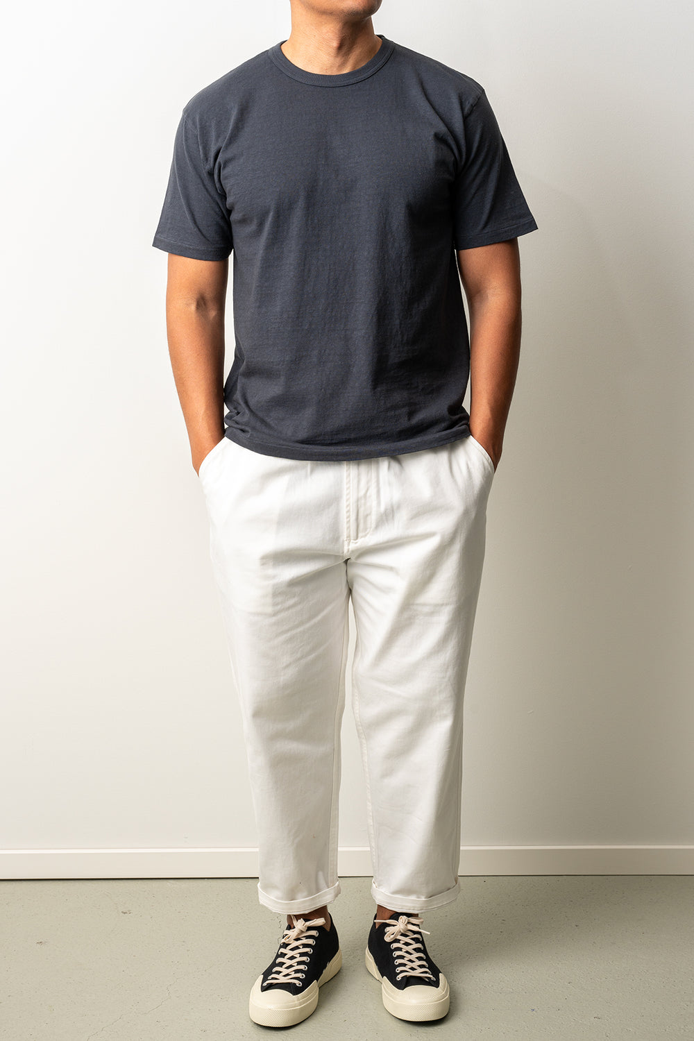 Haleiwa Ochiwata Recycled Cotton Blue Graphite – SUNRAY SPORTSWEAR, helbild på modell framifrån med vita byxor och sneakers
