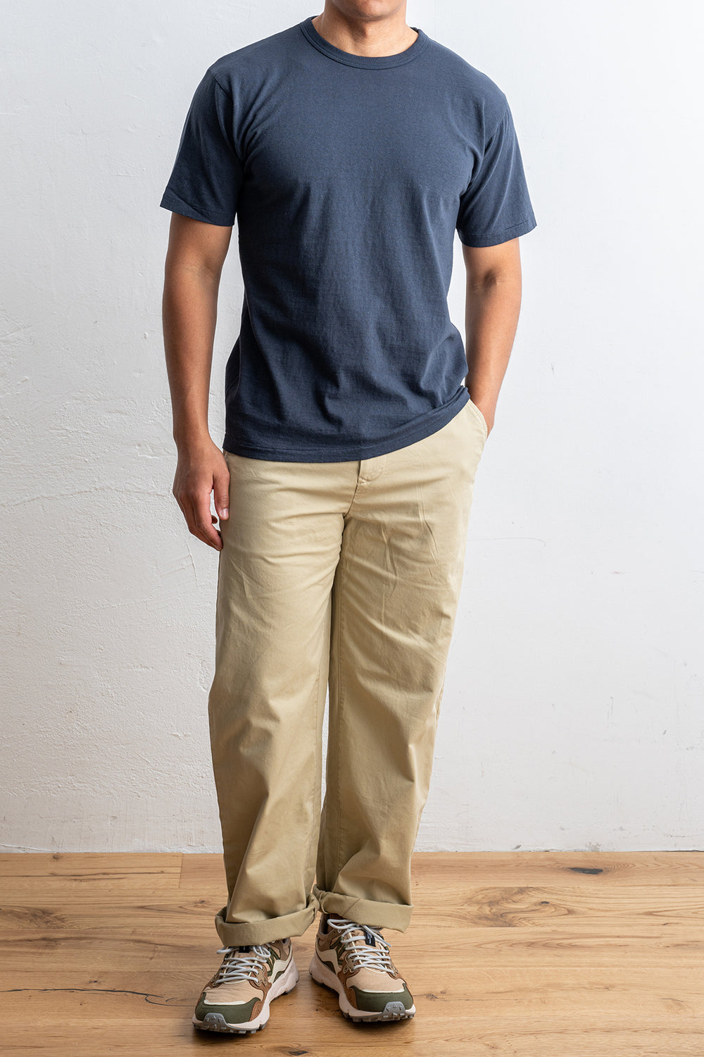 Haleiwa Ochiwata Recycled Cotton Dark Navy – SUNRAY SPORTSWEAR, helbild på modell framifrån