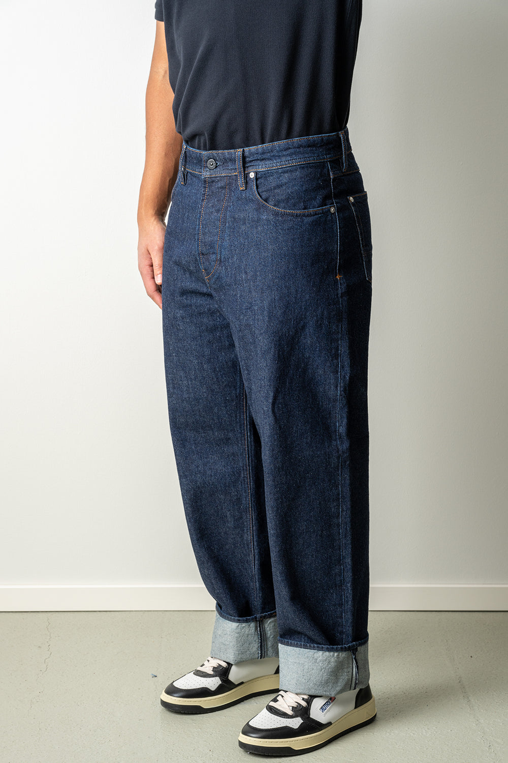 Indigo Denim-Rinsed Jeans J100006 Blue Rinse – STONE ISLAND, helbild på modell snett från sidan, uppvikta benslut