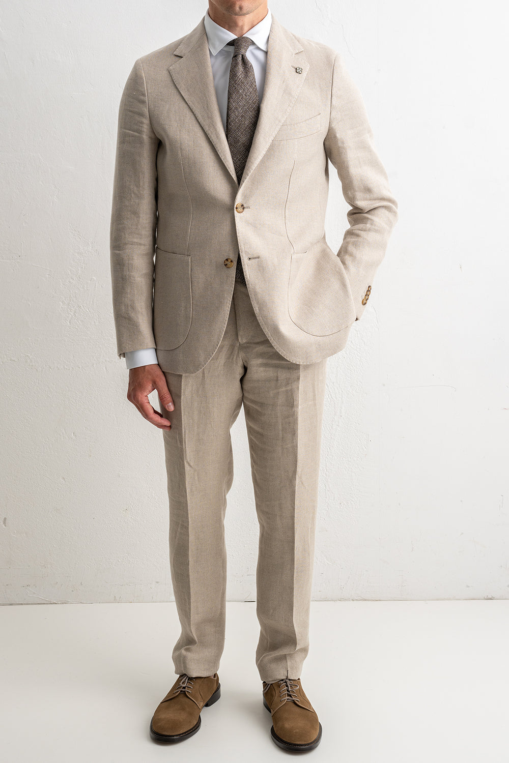 JKT HAMPUS Beige – STUDIO 73, helbild framifrån på modell