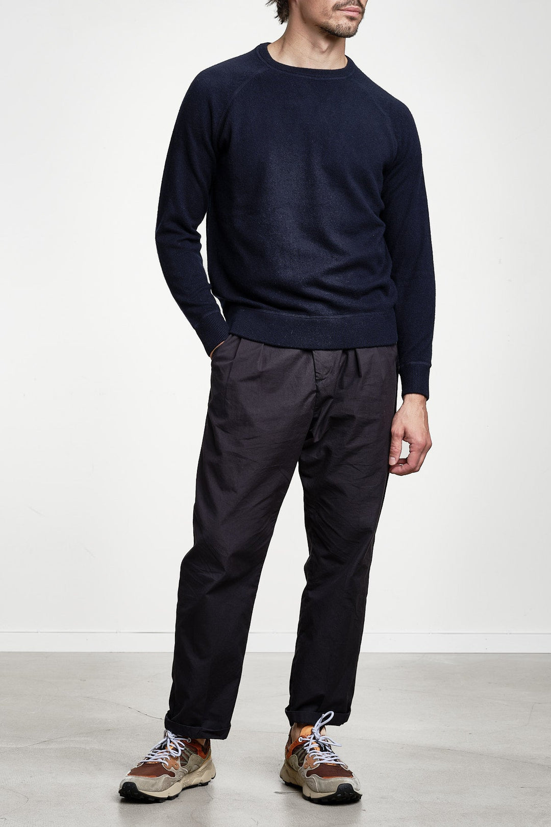 Luxury Cashmere Crew Neck Sweater Navy – JUPITER, detalj
