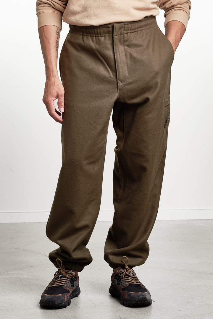 Ghost Piece Flannel Loose Trousers Green – Stone Island, närbild med handen i fickan