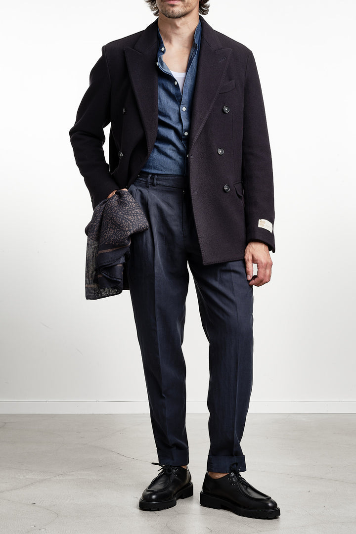 Brando Cashmere Blazer Dark Navy – Massimo Alba, helbild med jacka i handen