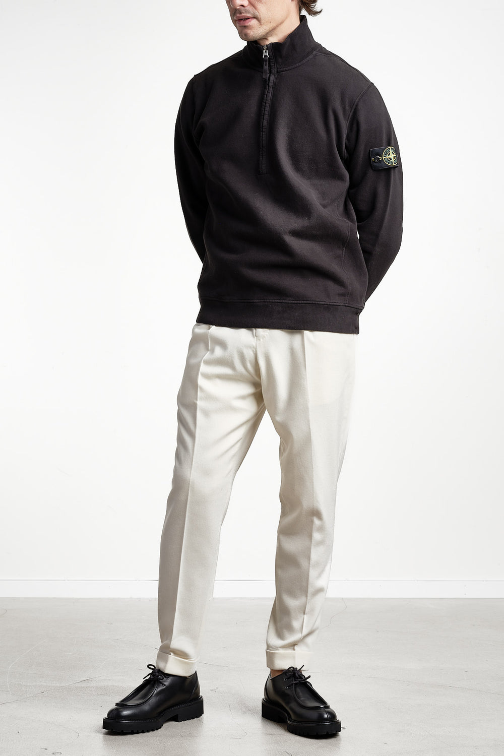 Brushed Fleece Long Sleeve Polo Black – STONE ISLAND, helbild på modell framifrån