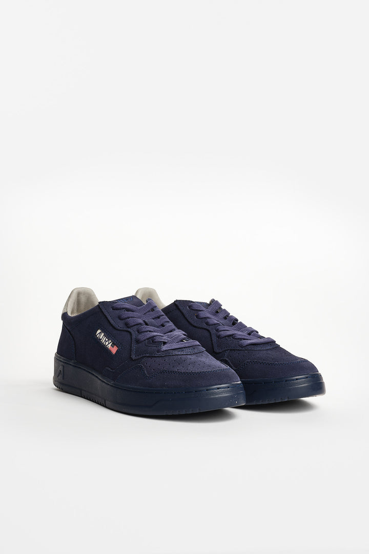 Medalist Low Suede Sneaker Navy/Vapor – Autry, vinkel framifrån