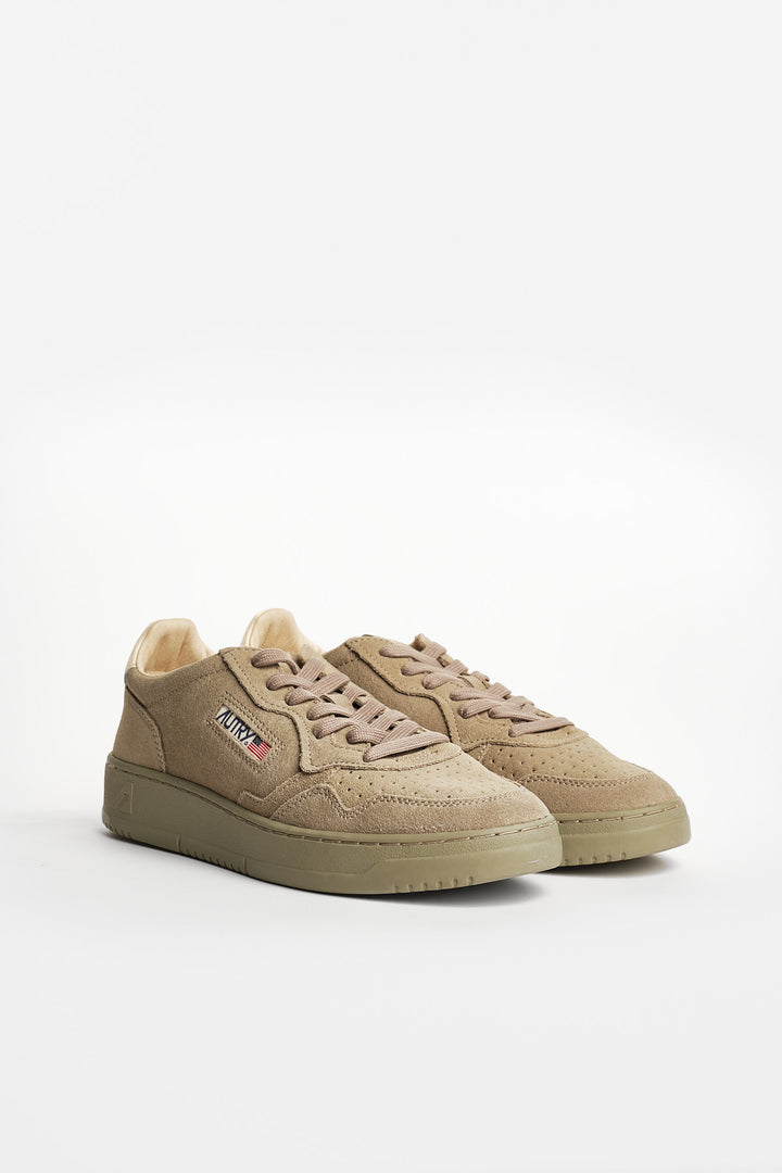 Medalist Low Suede Sneaker Silvsage/Ivory – Autry, vinkel framifrån