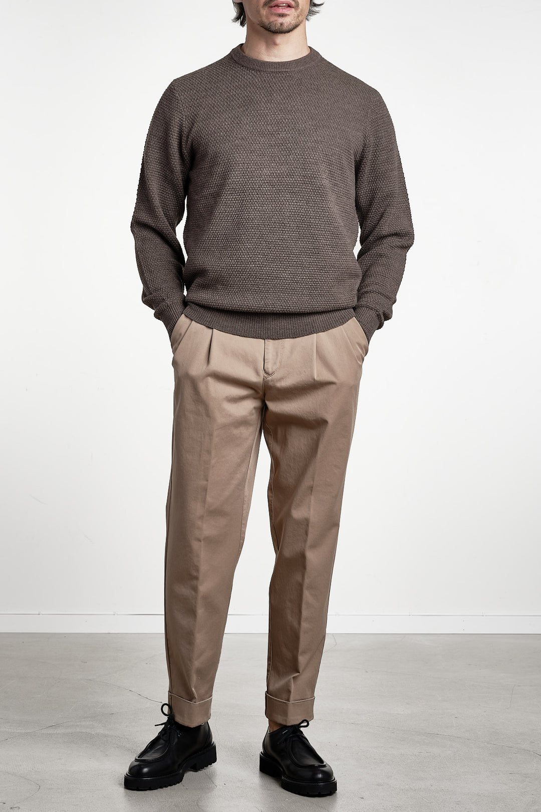 Grana Di Riso Crewneck Sweater Walnut – Jupiter, helfigur framifrån