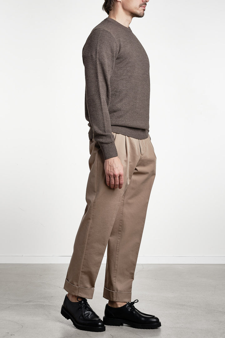 Grana Di Riso Crewneck Sweater Walnut – Jupiter, helfigur från sidan