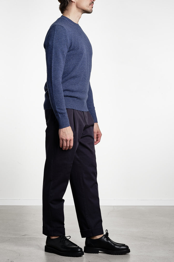 Luxury Wool Cashmere Crewneck Denim – Jupiter, helfigur från sidan