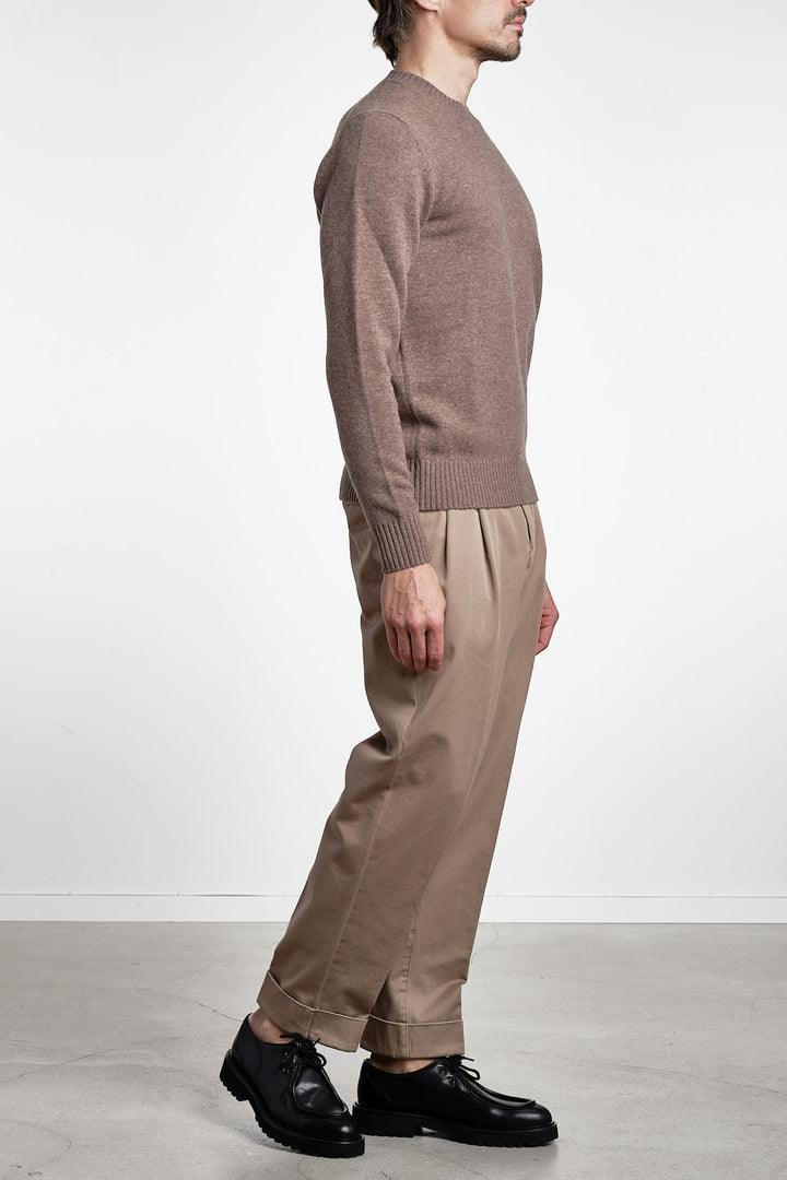Luxury Wool Cashmere Crewneck Walnut – Jupiter, helfigur från sidan