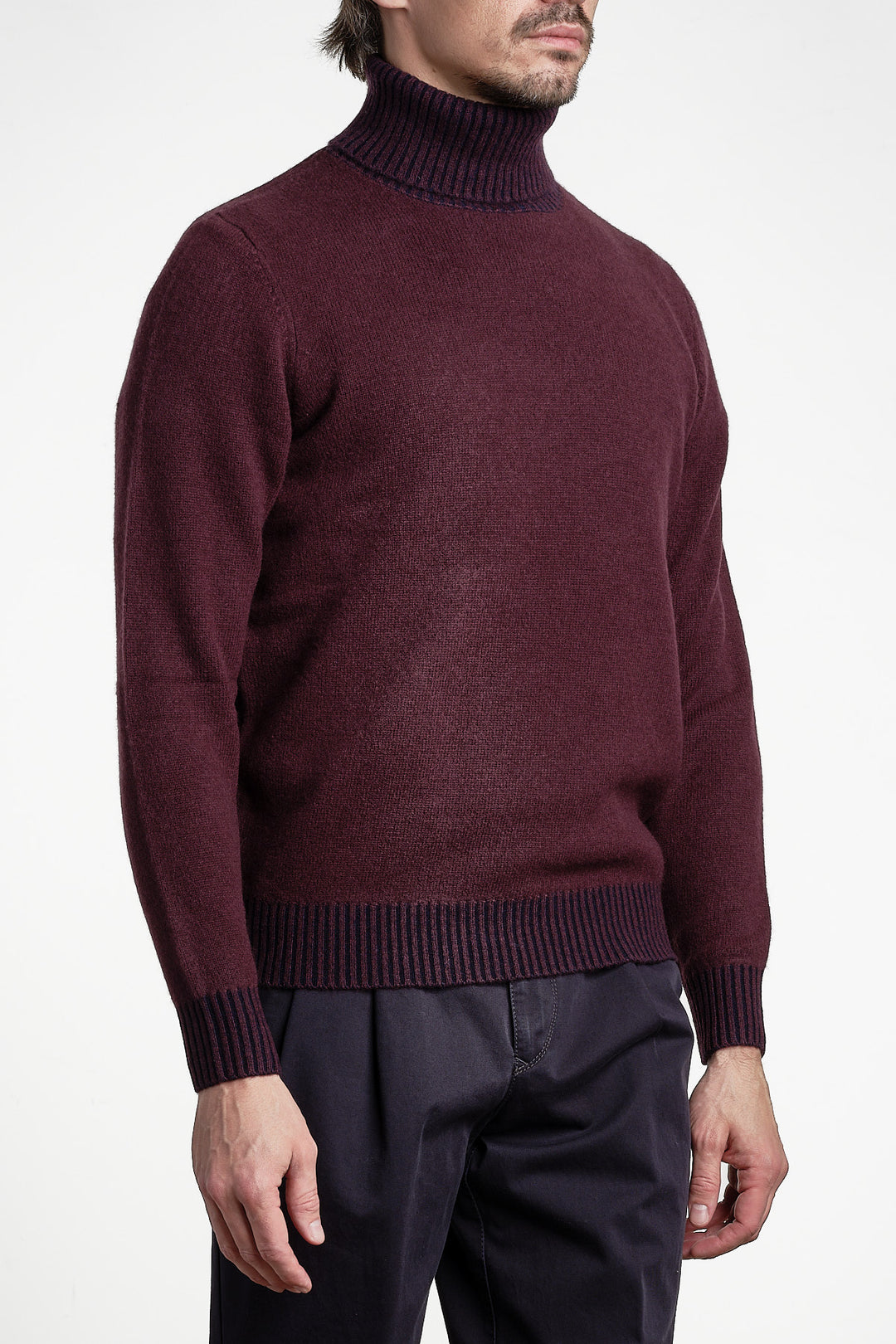 Luxury Wool Rollneck Bordeaux – Jupiter, snett framifrån