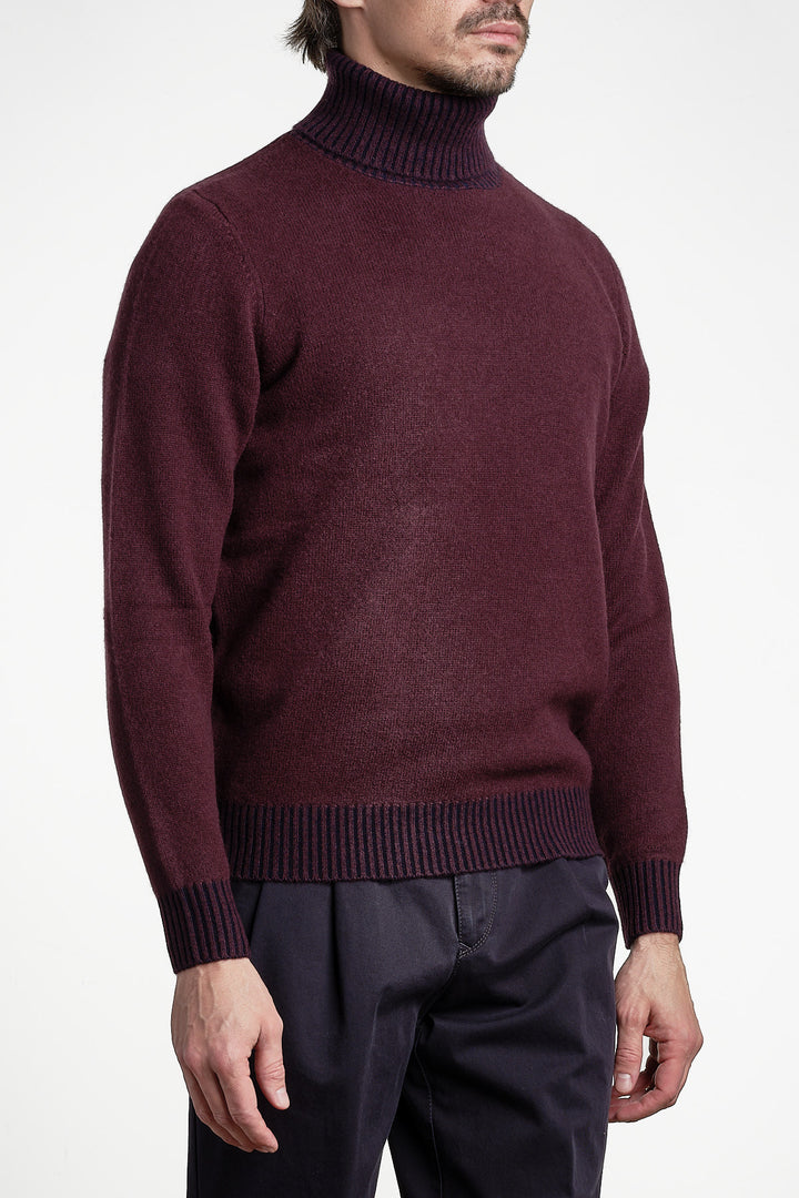 Luxury Wool Rollneck Bordeaux – Jupiter, snett framifrån