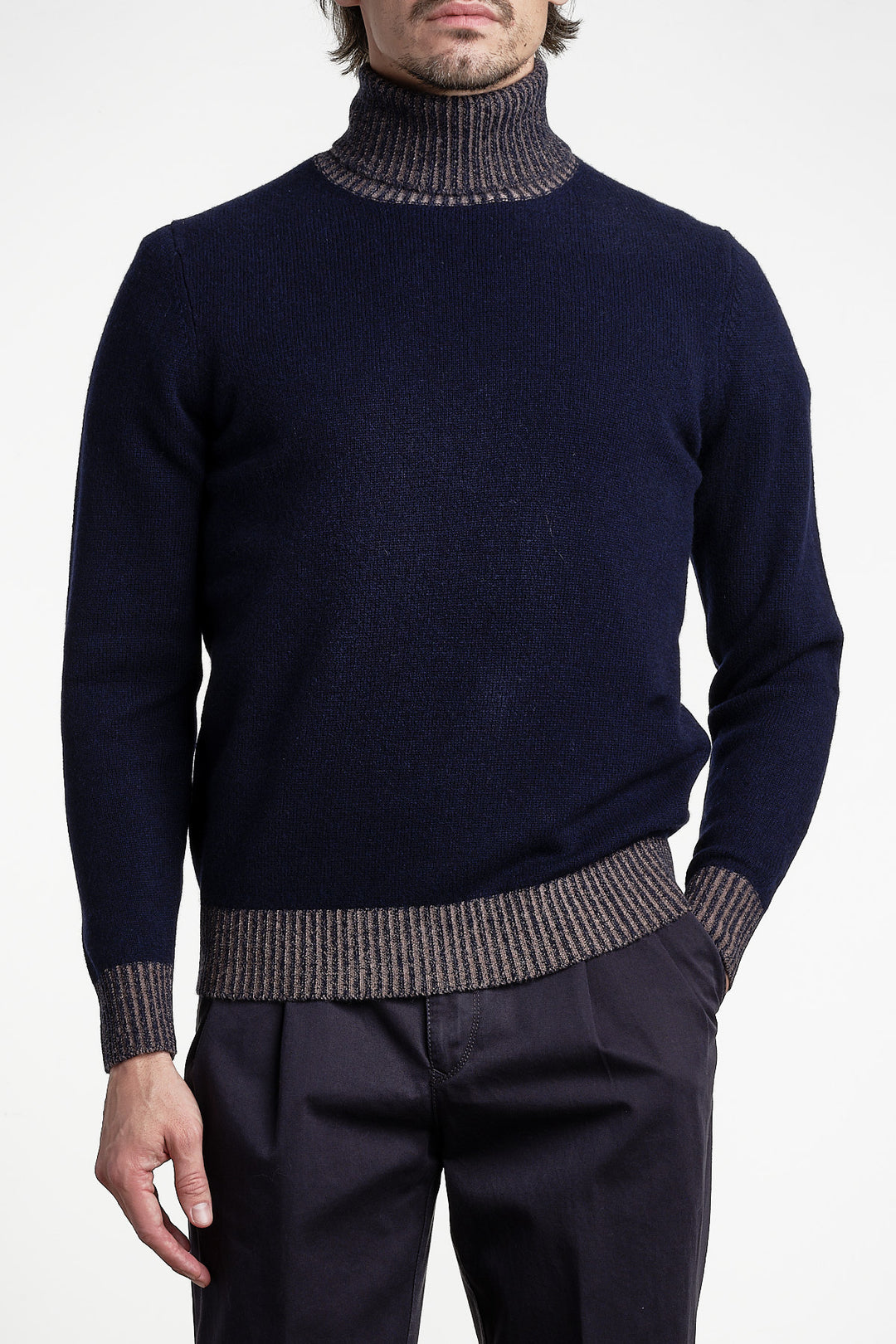 Luxury Wool Rollneck Navy/Walnut – Jupiter, framifrån