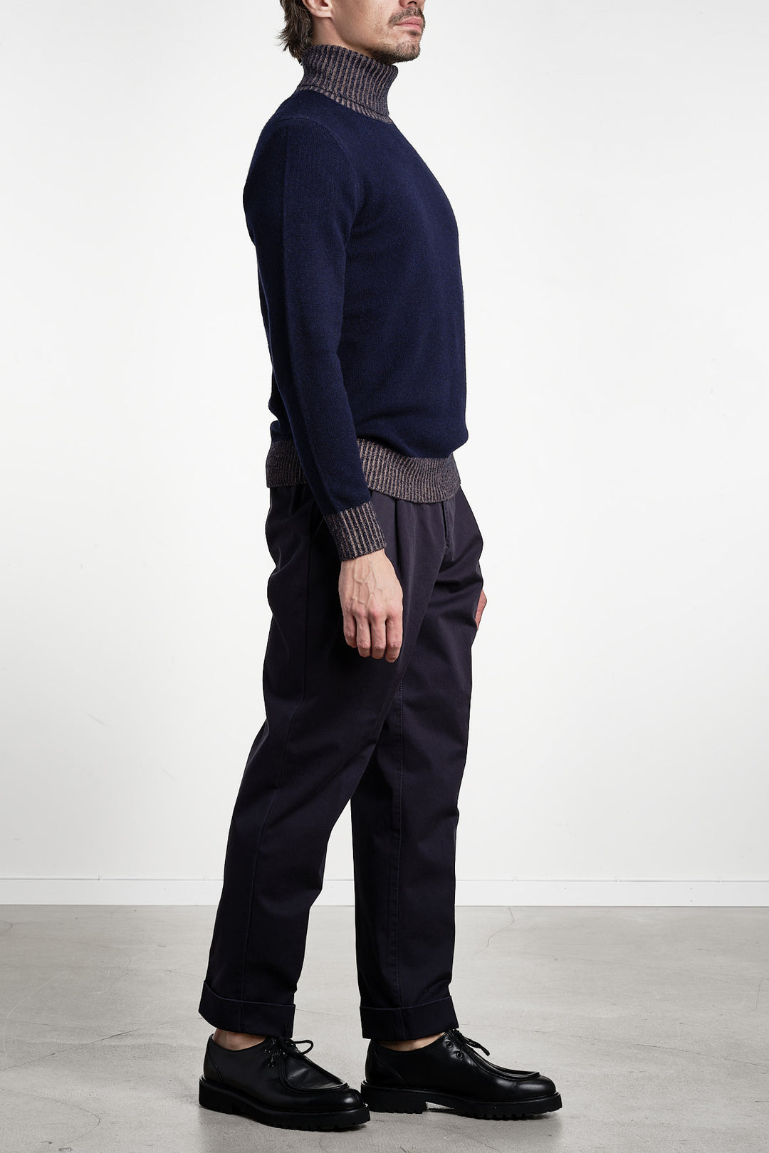Luxury Wool Rollneck Navy/Walnut – Jupiter, helfigur från sidan
