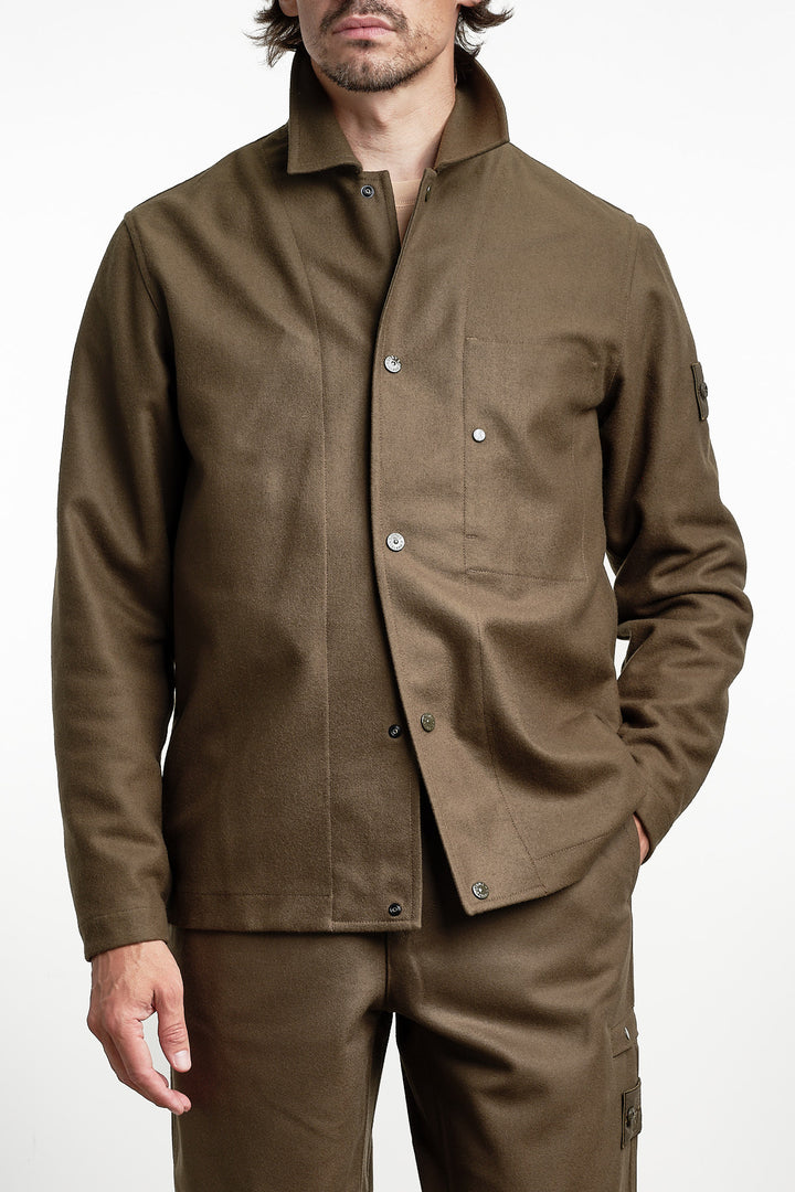 Ghost Piece Flannel Overshirt Green – Stone Island, närbild med handen i fickan