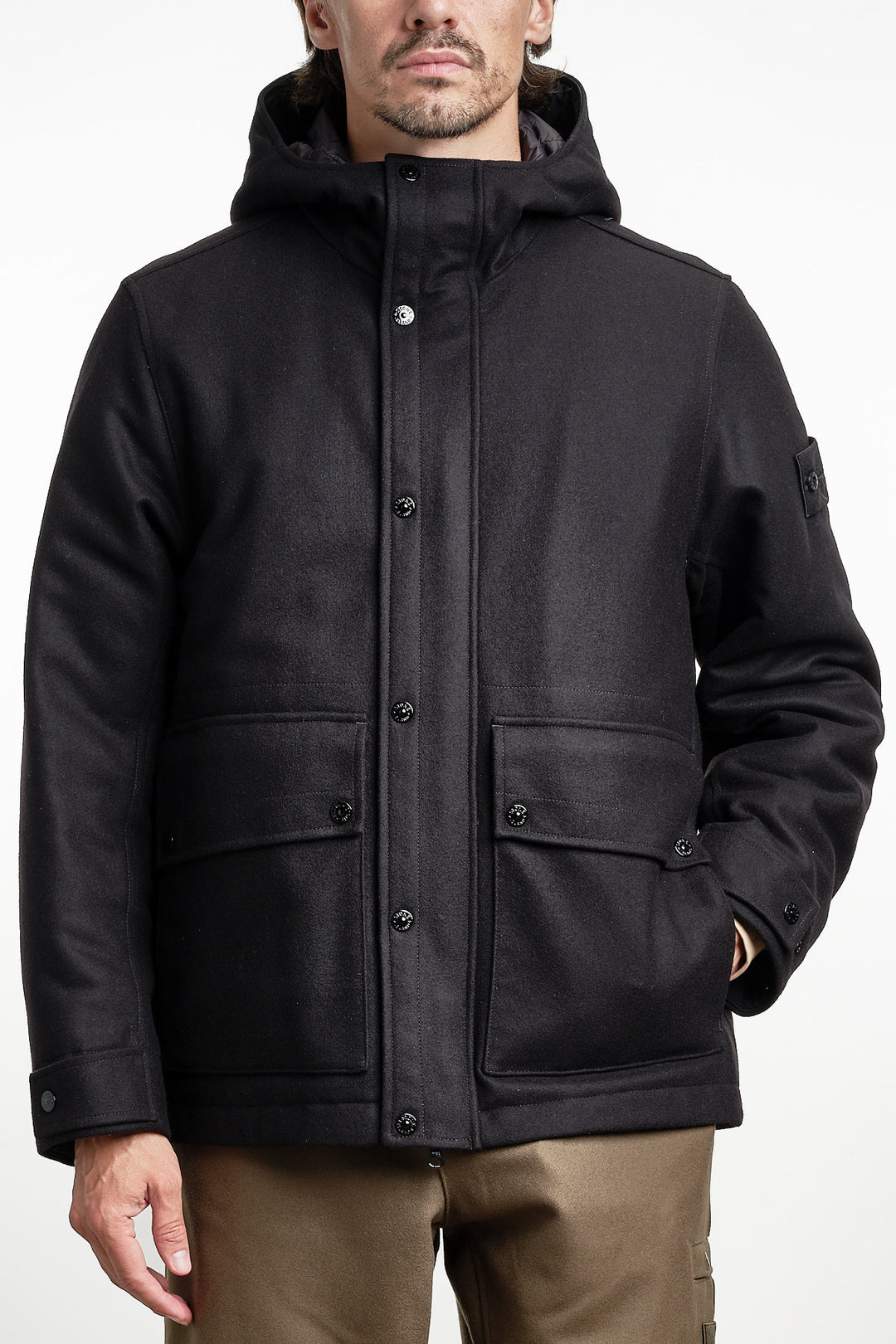 Ghost Piece Flannel Short Parka Black – Stone Island, närbild med handen i fickan
