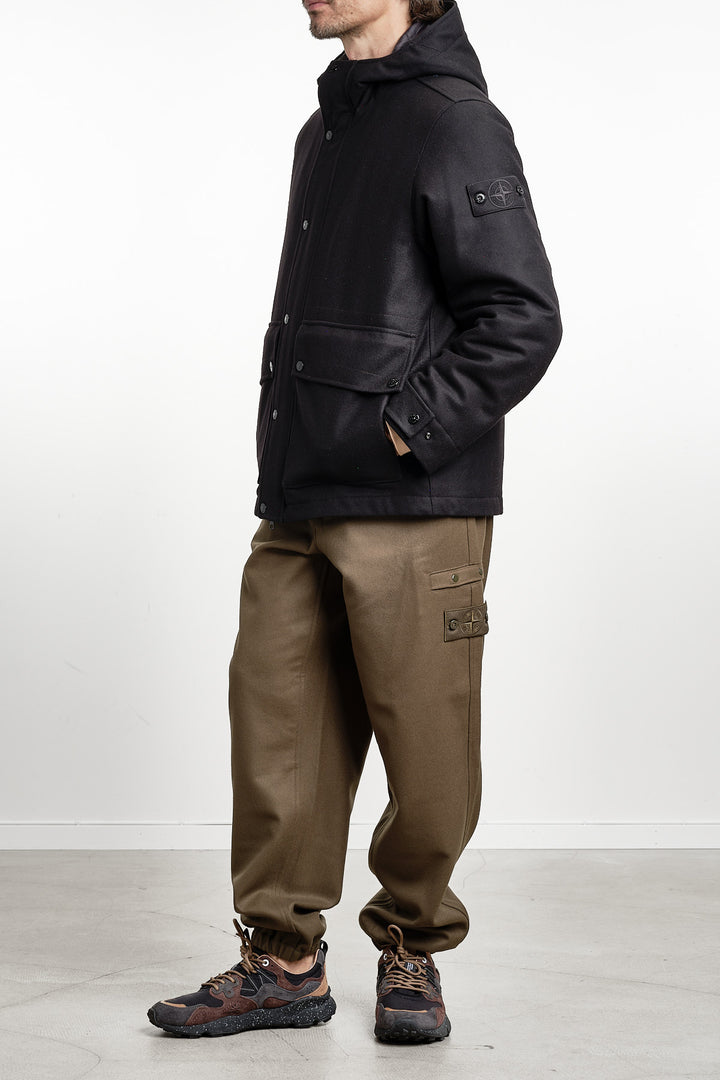 Ghost Piece Flannel Short Parka Black – Stone Island, helbild med handen i fickan
