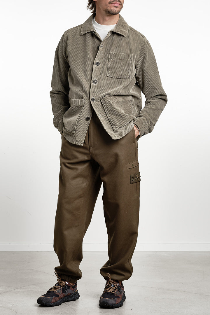 Corduroy Capo Grafite Overshirt Mud Grey – Xacus, helbild med handen i fickan