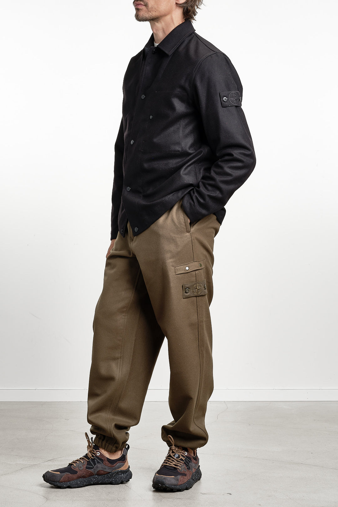 Ghost Piece Flannel Overshirt Black – Stone Island, närbild med handen i fickan