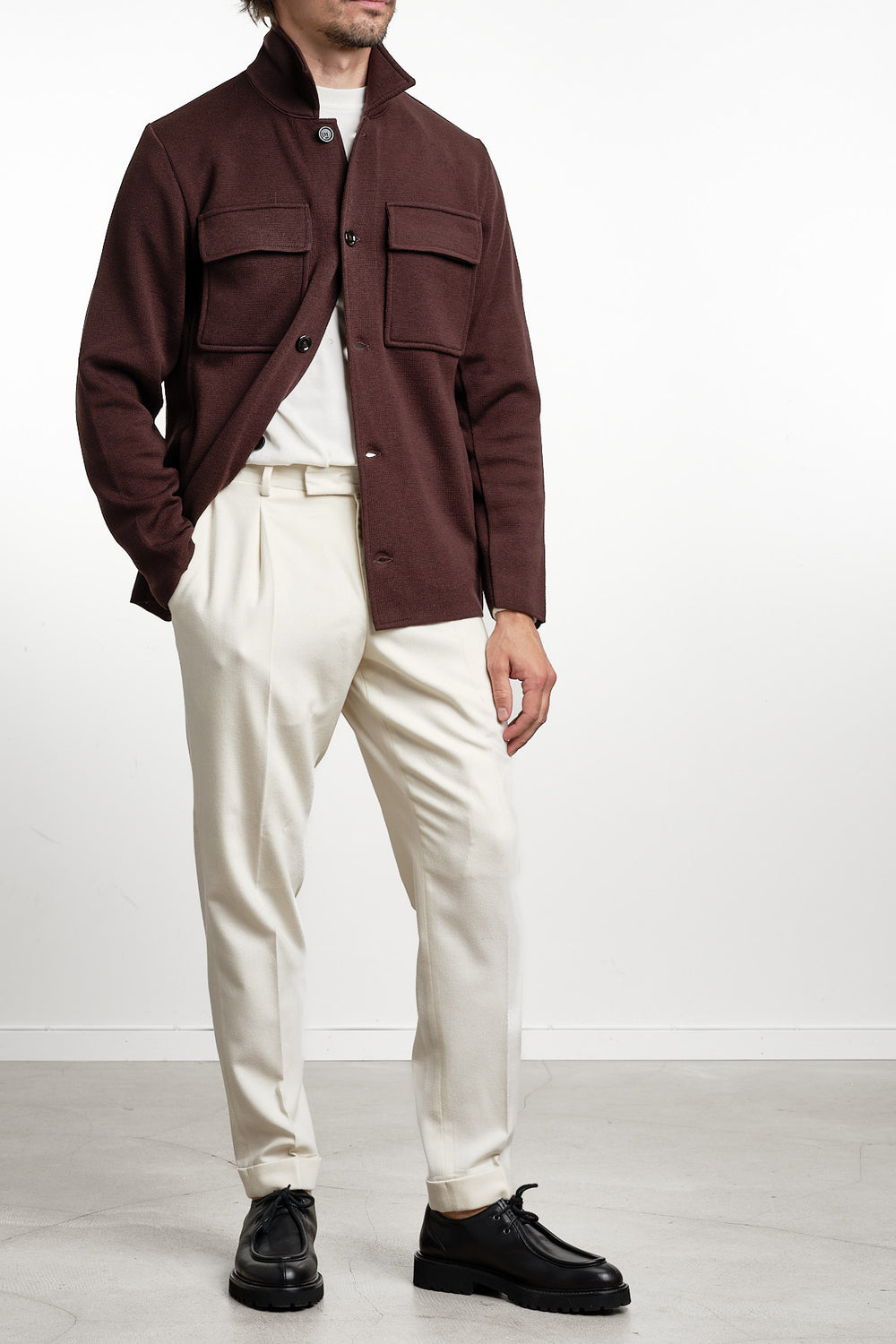 Merino Wool Overshirt Dark Brown – Lardini, närbild med handen i fickan