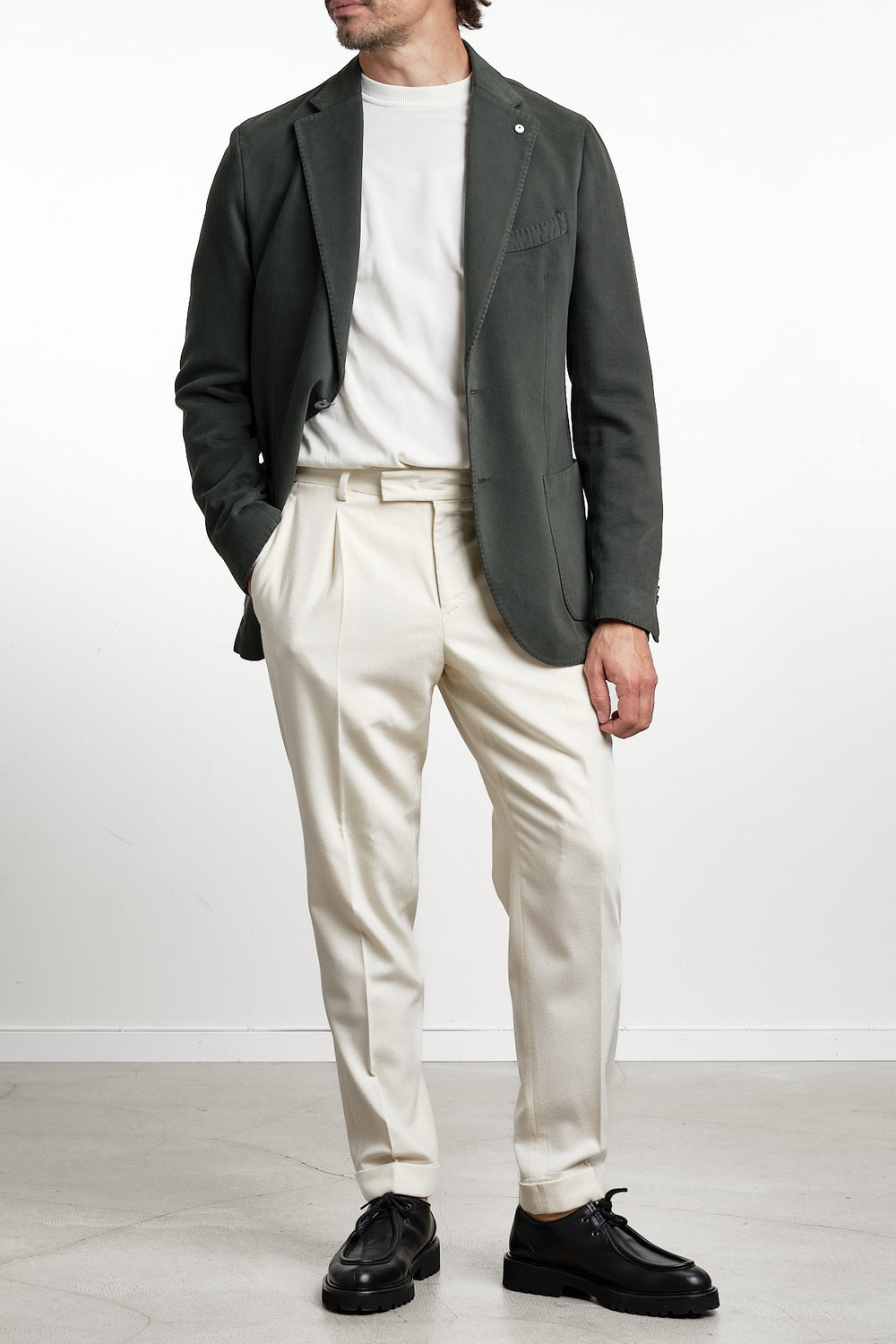 Cotton Cashmere Garment Dyed Blazer Green – L.B.M. 1911, helbild på modell framifrån med ljusa byxor