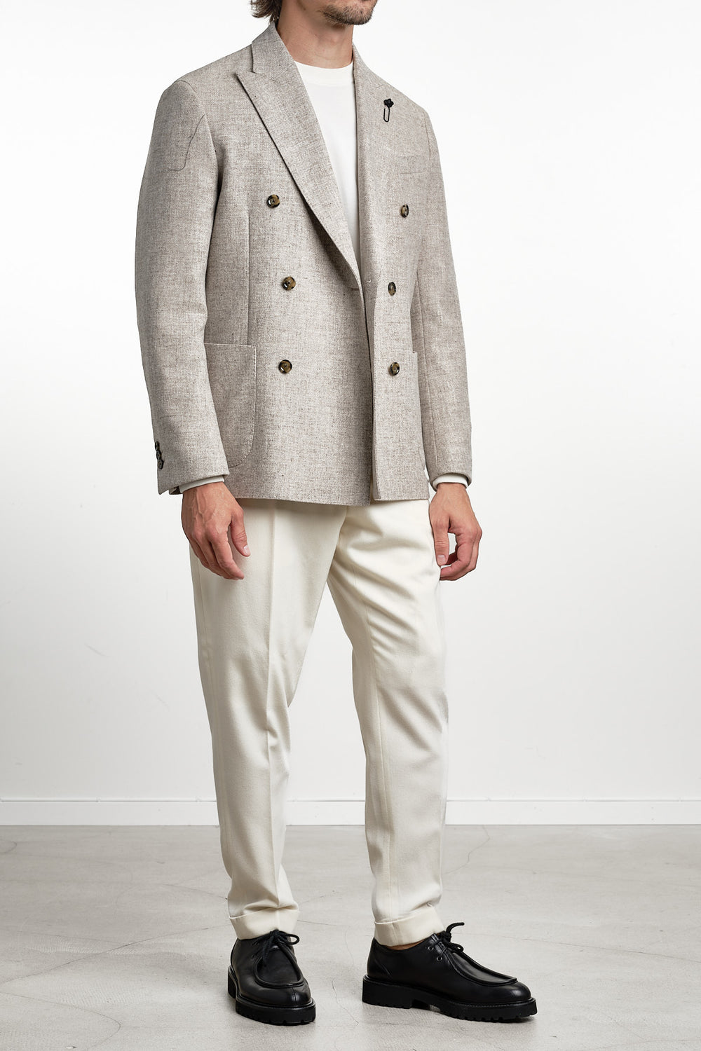 Double Breasted Eco Blazer Beige – Lardini, närbild med handen i fickan