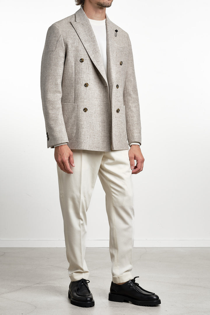 Double Breasted Eco Blazer Beige – Lardini, närbild med handen i fickan