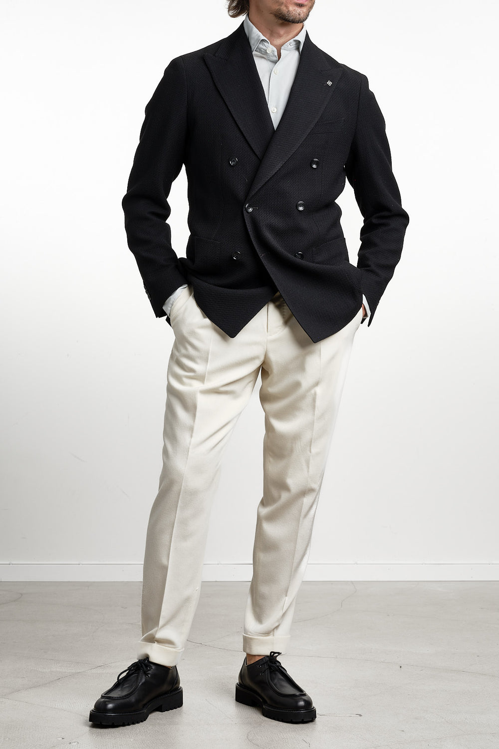 Structured Wool DB Blazer Black – Tagliatore, närbild med handen i fickan