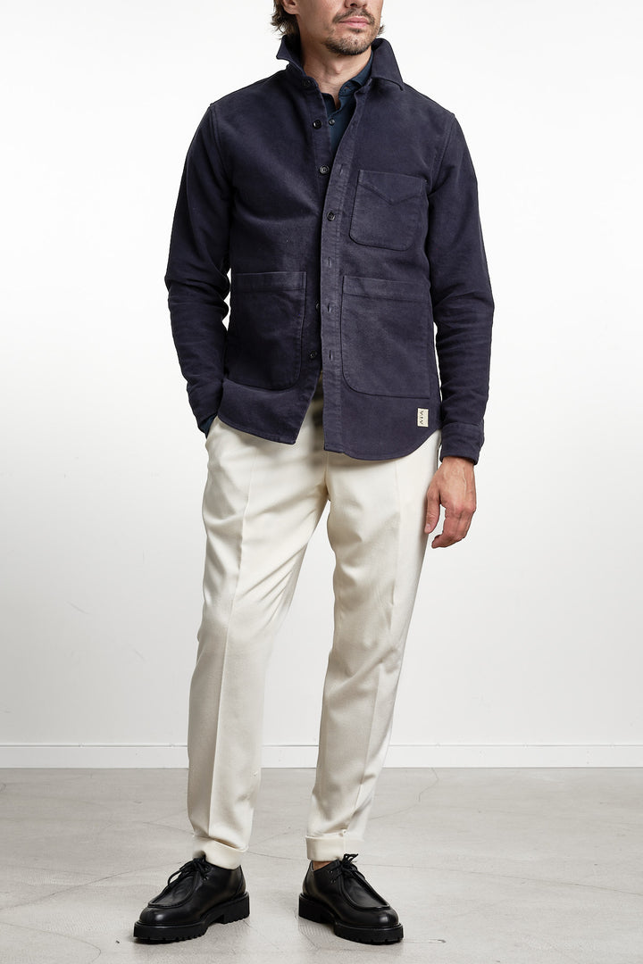 Merino Wool Overshirt Navy – Lardini, helbild med handen i fickan