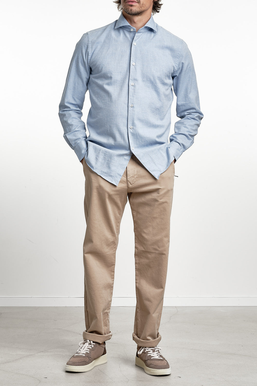 Yarn Dyed Flannel Shirt Light Blue – Xacus, helbild med handen i fickan